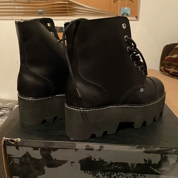 TUK 7 eye Dino lug boot - Picture 2 of 7